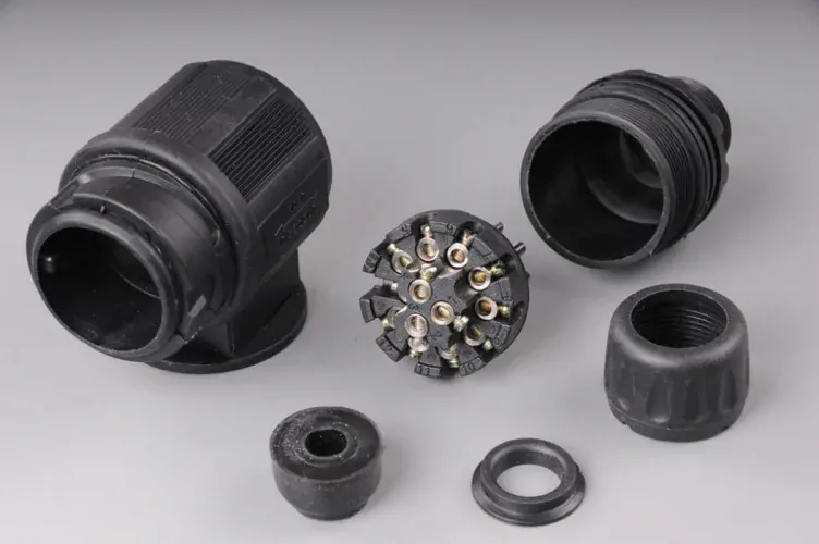 vidlice-zástrčka 12V 13P plastová